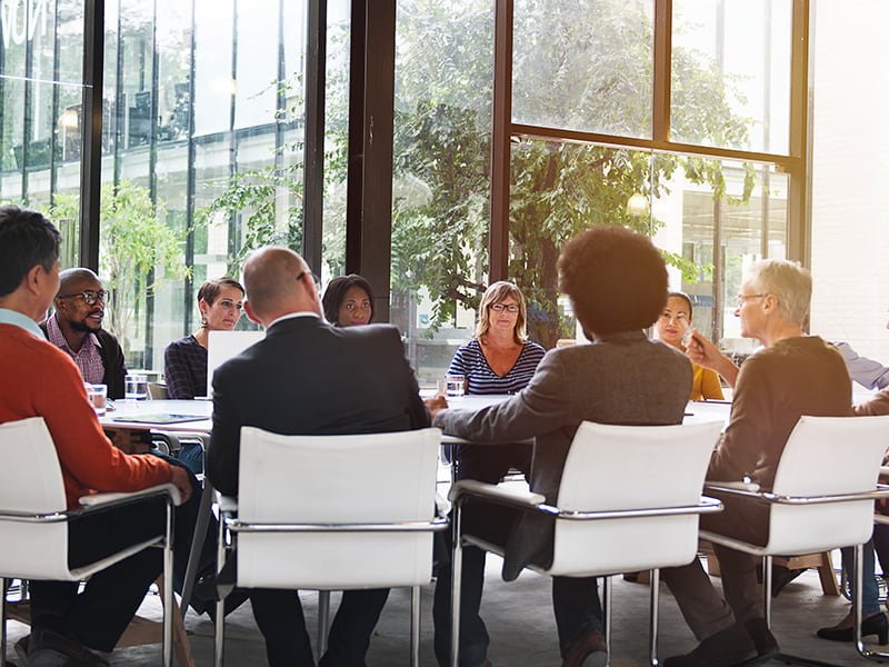 tavola rotonda per scambio idee - riunione business